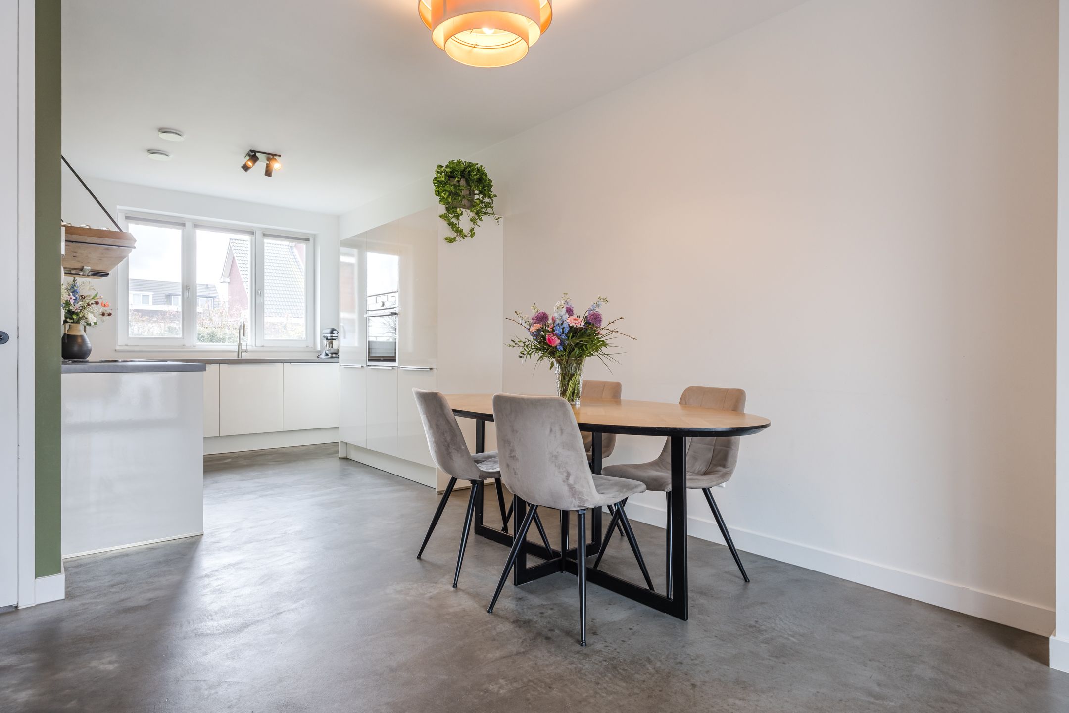 Luxury and energy-efficient zero-meter home with 5 bedrooms in stylish 1930s architecture — 12