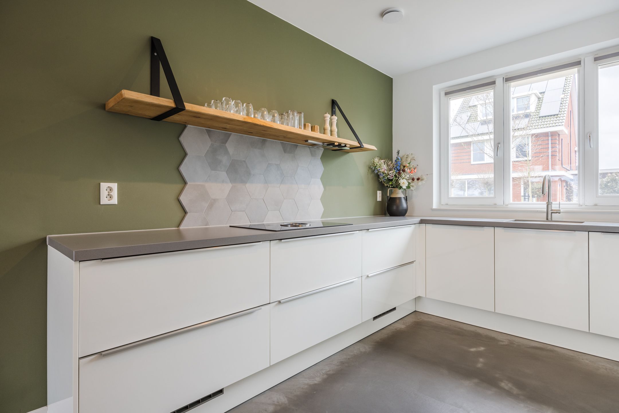 Luxury and energy-efficient zero-meter home with 5 bedrooms in stylish 1930s architecture — 15