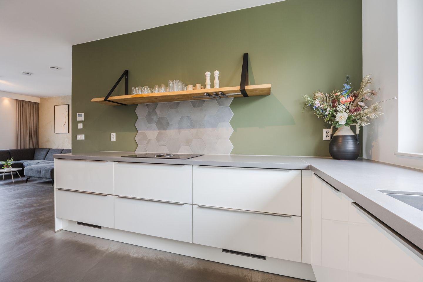 Luxury and energy-efficient zero-meter home with 5 bedrooms in stylish 1930s architecture — 16