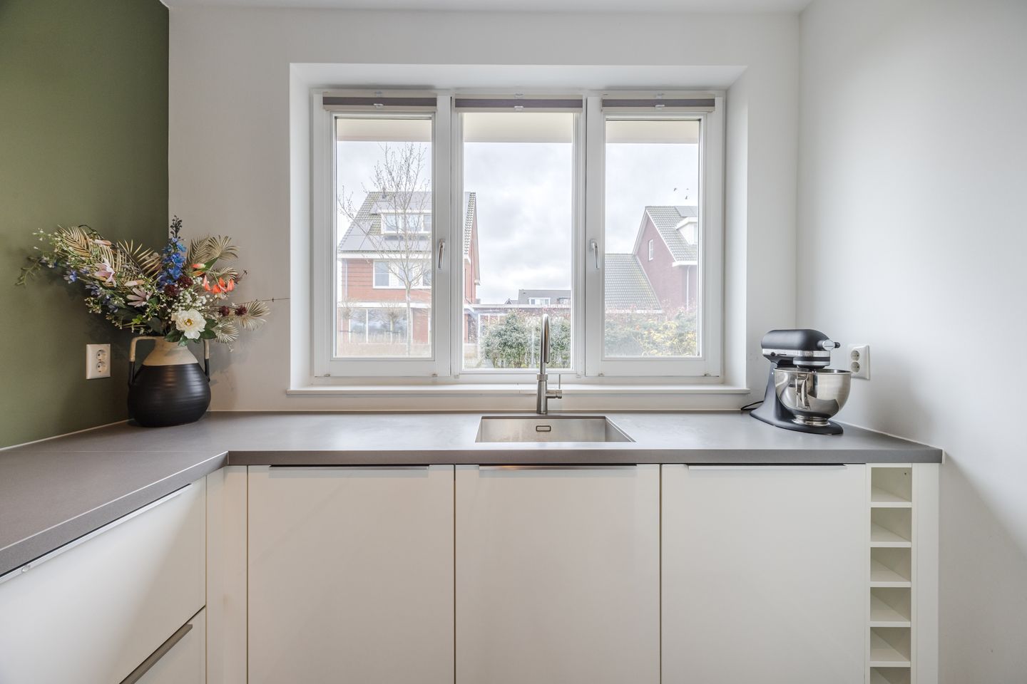 Luxury and energy-efficient zero-meter home with 5 bedrooms in stylish 1930s architecture — 17