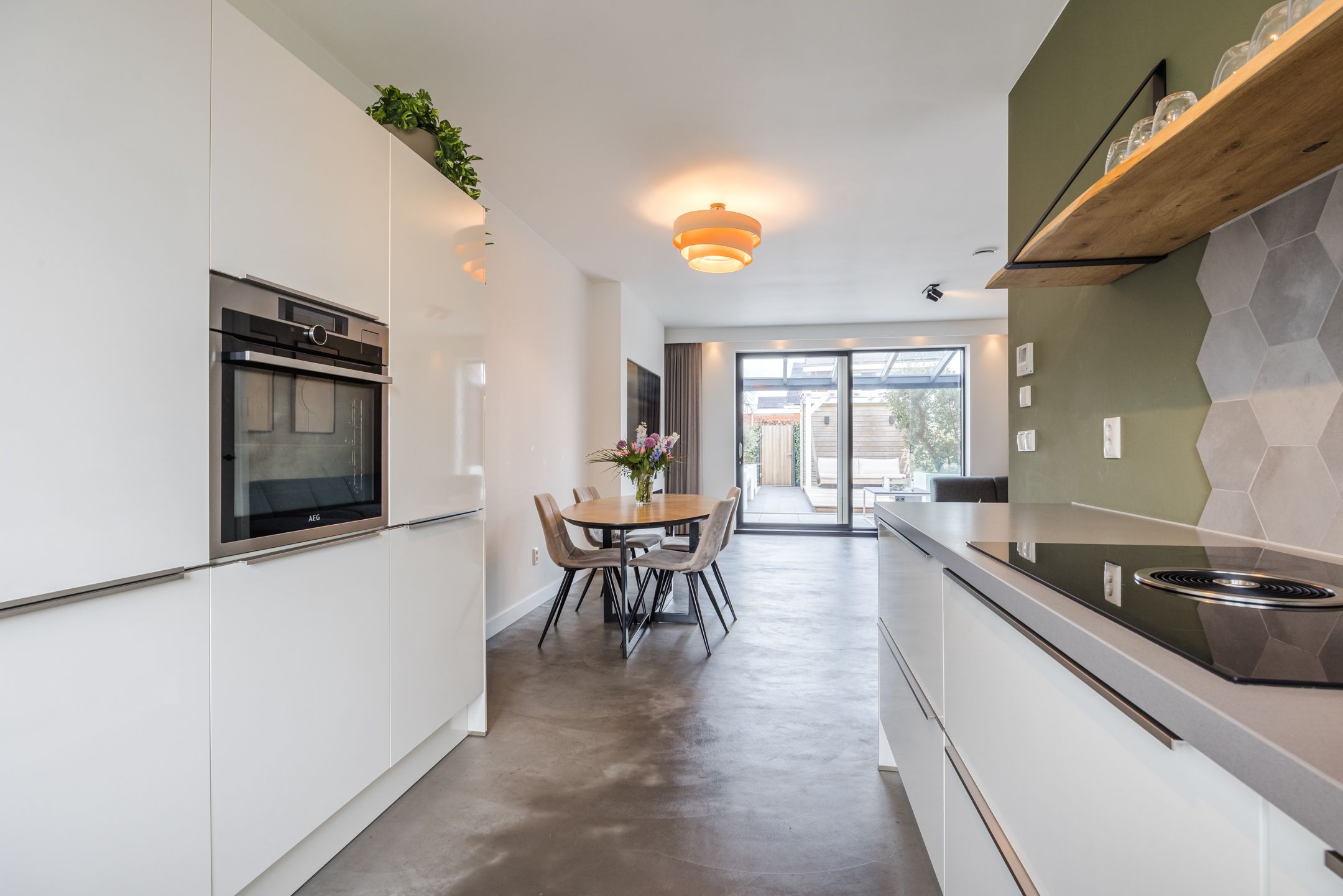 Luxury and energy-efficient zero-meter home with 5 bedrooms in stylish 1930s architecture — 18