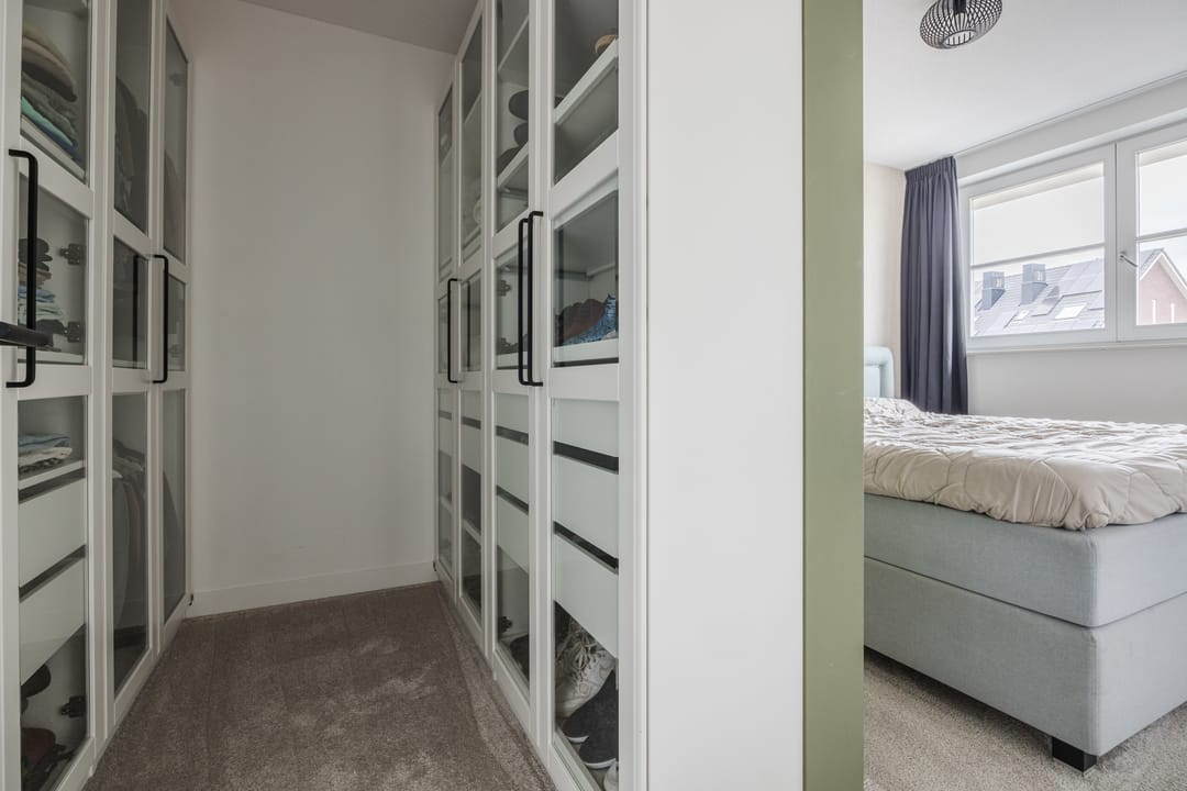 Luxury and energy-efficient zero-meter home with 5 bedrooms in stylish 1930s architecture — 20