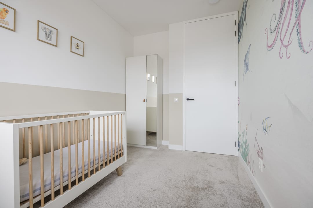 Luxury and energy-efficient zero-meter home with 5 bedrooms in stylish 1930s architecture — 24