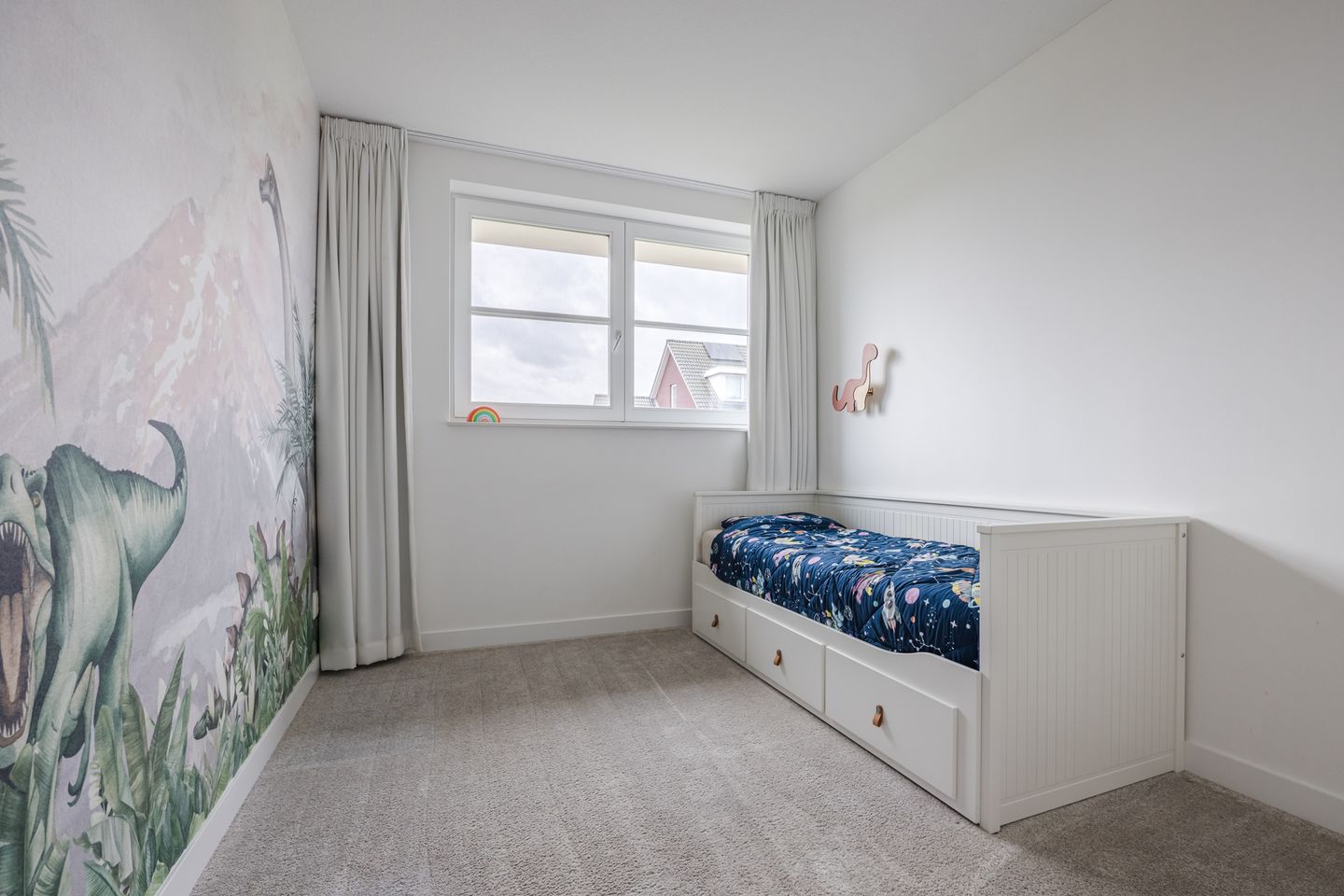 Luxury and energy-efficient zero-meter home with 5 bedrooms in stylish 1930s architecture — 25