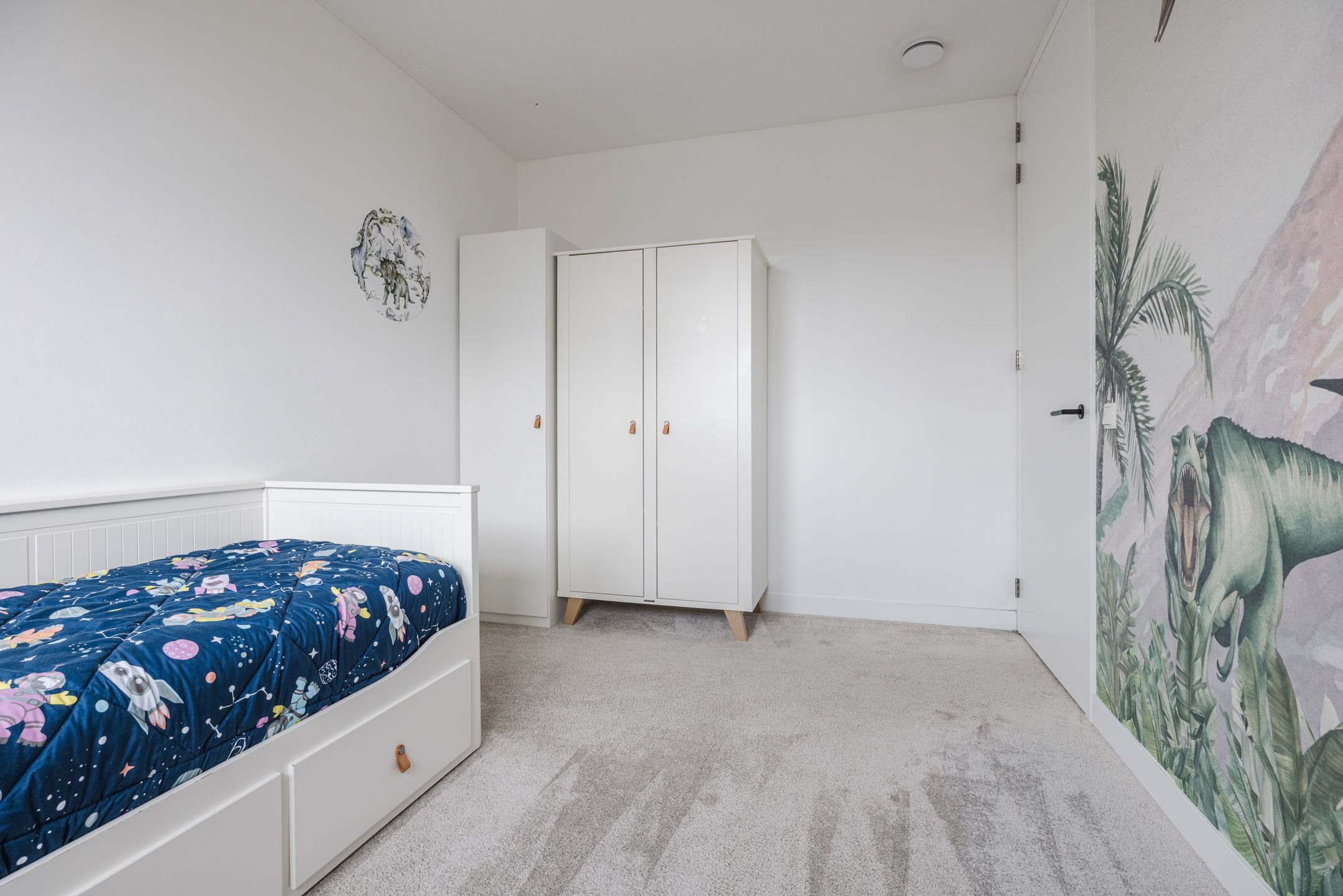 Luxury and energy-efficient zero-meter home with 5 bedrooms in stylish 1930s architecture — 26