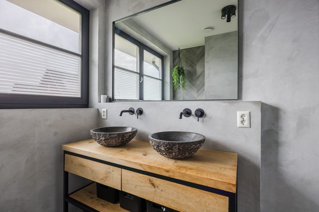 Luxury and energy-efficient zero-meter home with 5 bedrooms in stylish 1930s architecture — 28