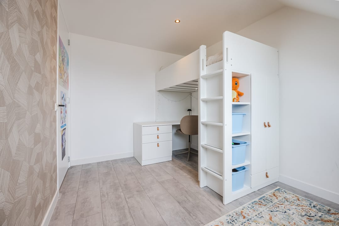 Luxury and energy-efficient zero-meter home with 5 bedrooms in stylish 1930s architecture — 34