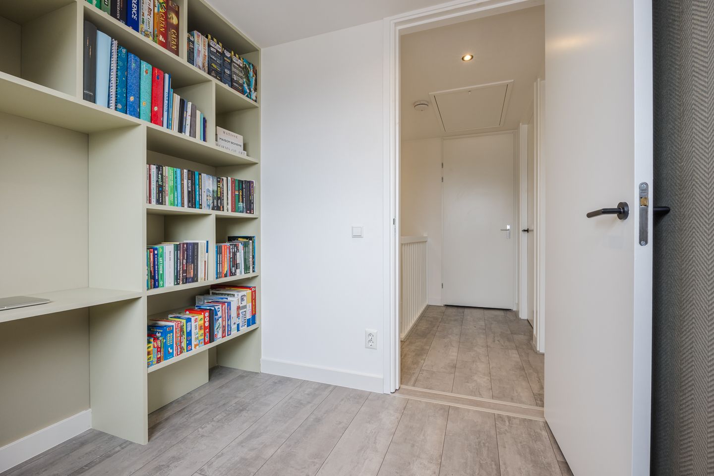 Luxury and energy-efficient zero-meter home with 5 bedrooms in stylish 1930s architecture — 36