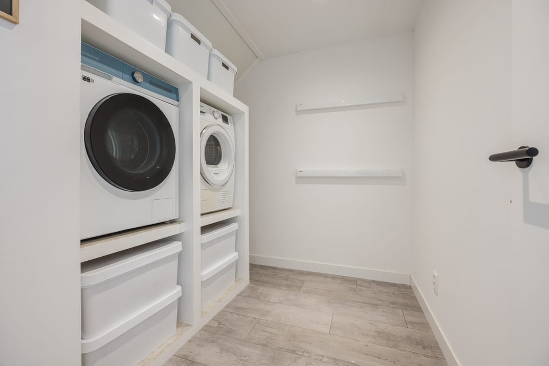 Luxury and energy-efficient zero-meter home with 5 bedrooms in stylish 1930s architecture — 37