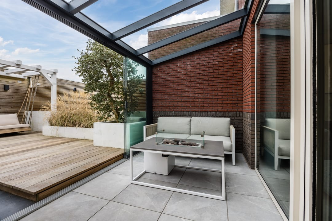 Luxury and energy-efficient zero-meter home with 5 bedrooms in stylish 1930s architecture — 39