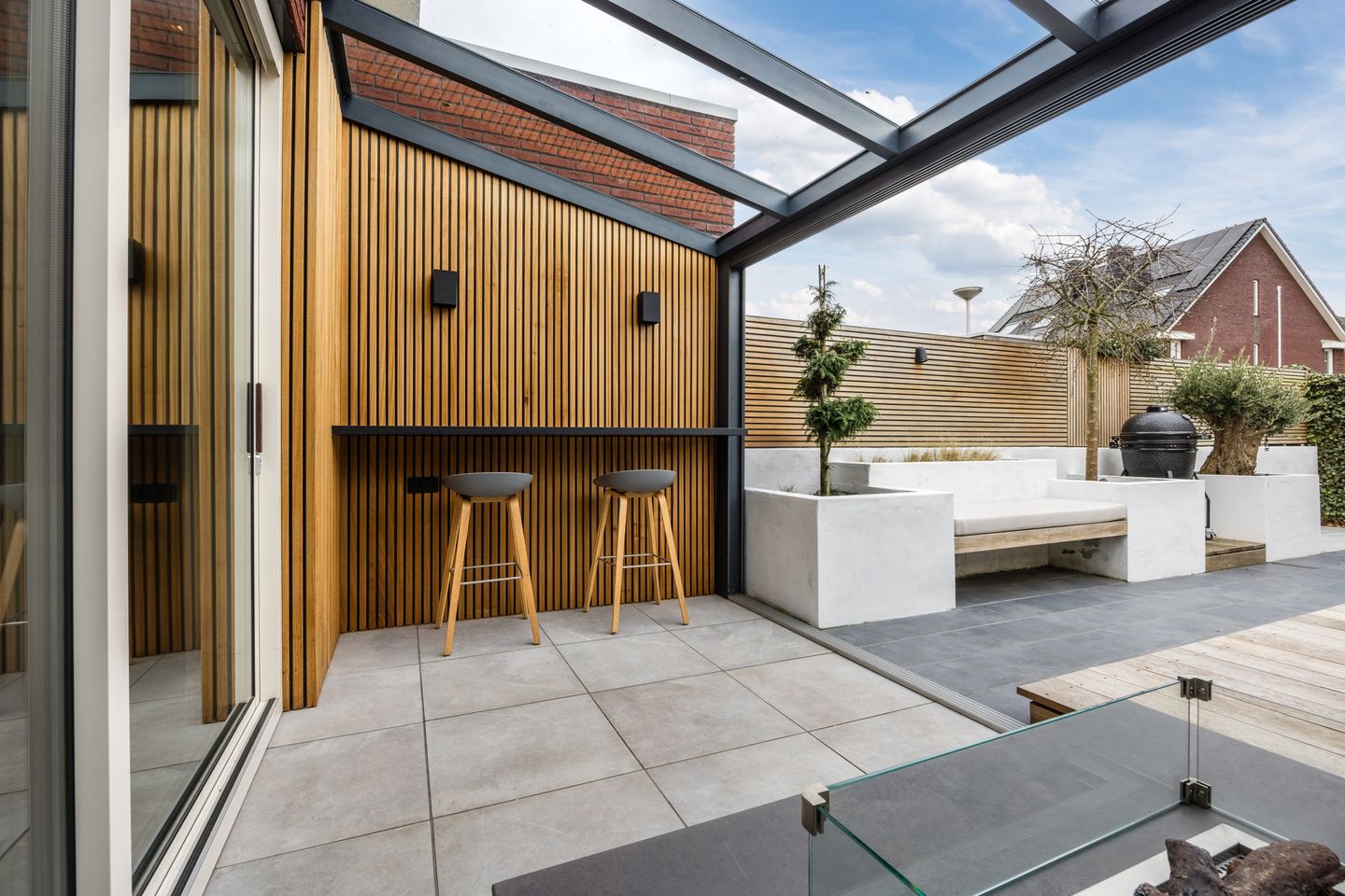 Luxury and energy-efficient zero-meter home with 5 bedrooms in stylish 1930s architecture — 40