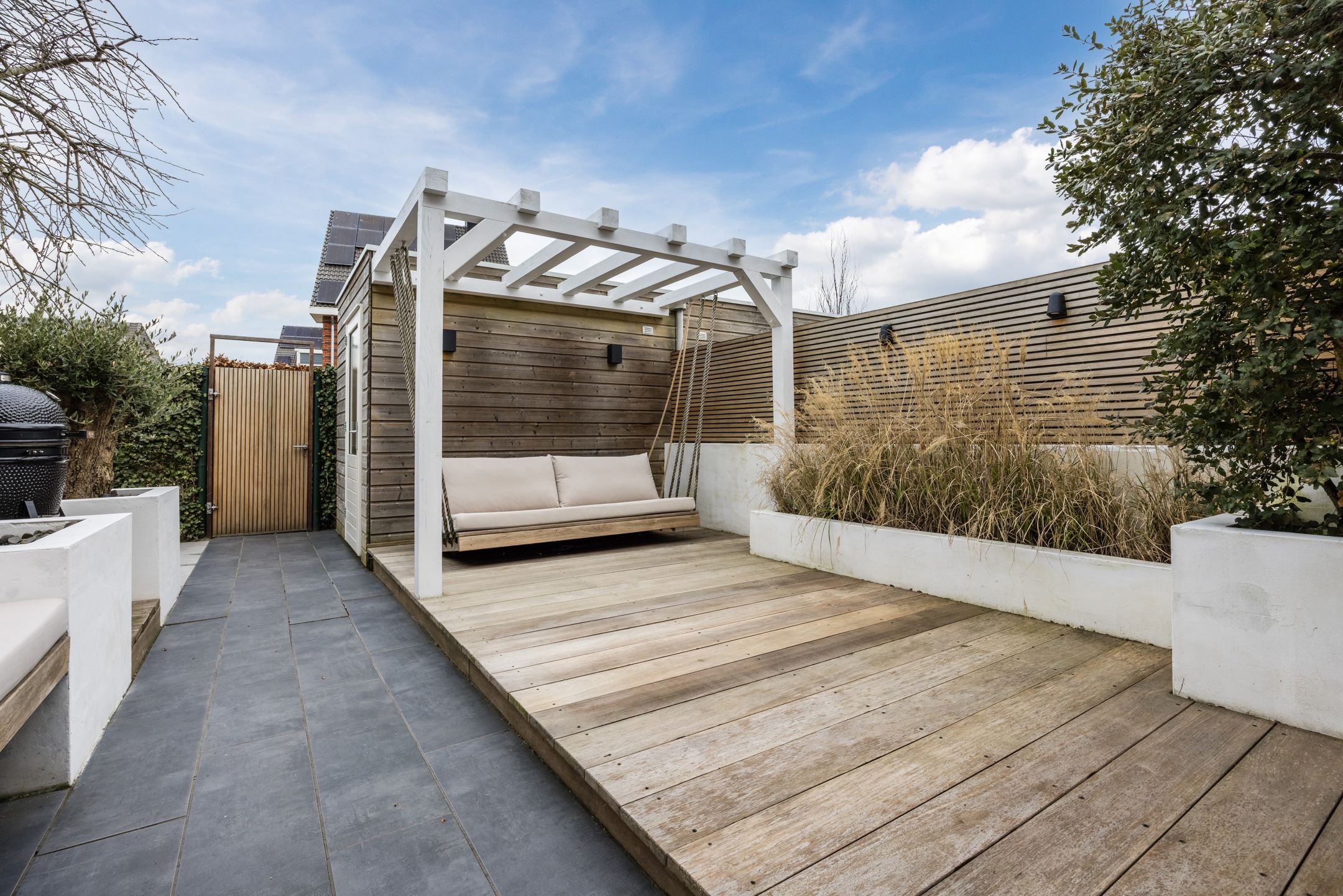 Luxury and energy-efficient zero-meter home with 5 bedrooms in stylish 1930s architecture — 41