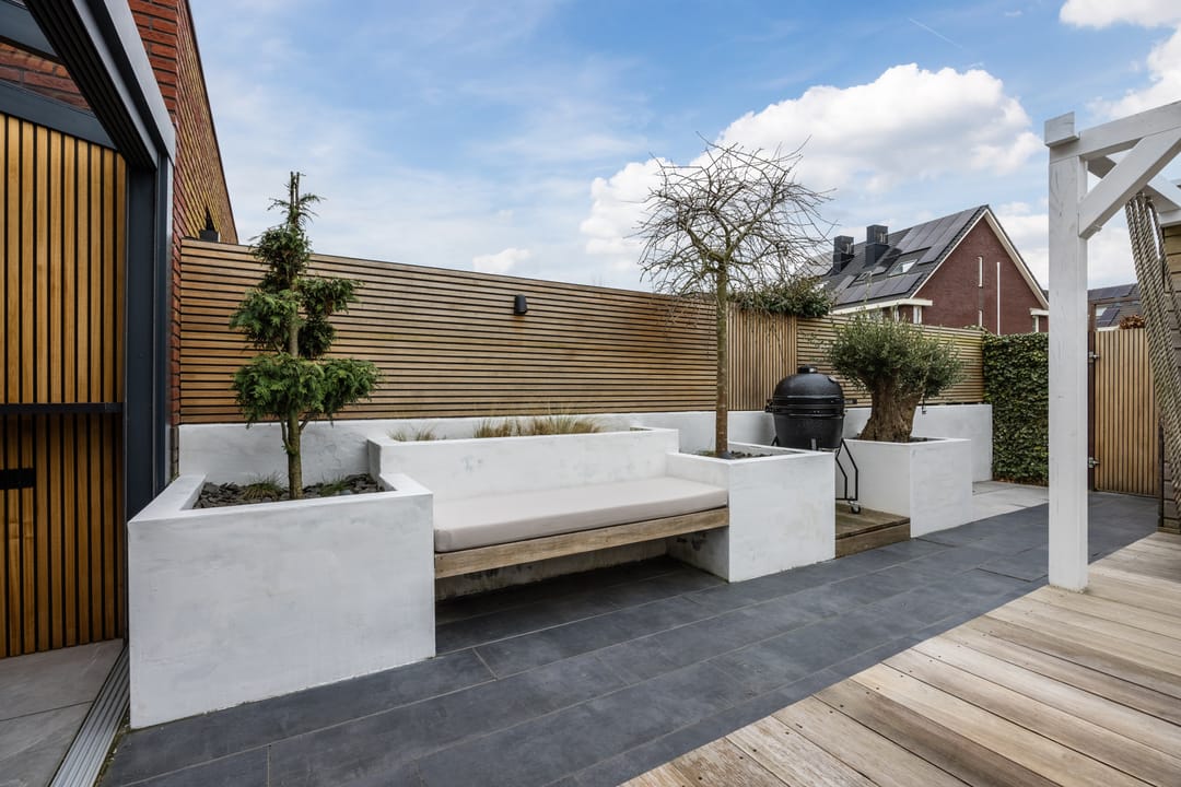 Luxury and energy-efficient zero-meter home with 5 bedrooms in stylish 1930s architecture — 42