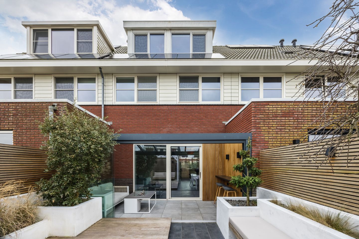 Luxury and energy-efficient zero-meter home with 5 bedrooms in stylish 1930s architecture — 45