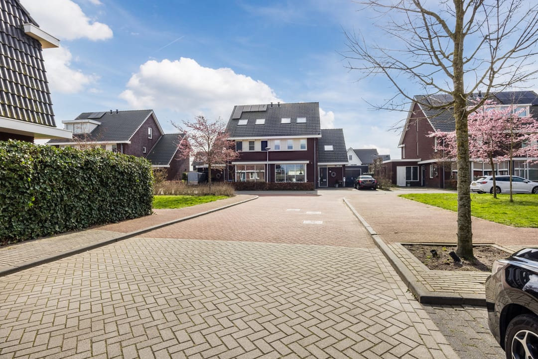 Luxury and energy-efficient zero-meter home with 5 bedrooms in stylish 1930s architecture — 48