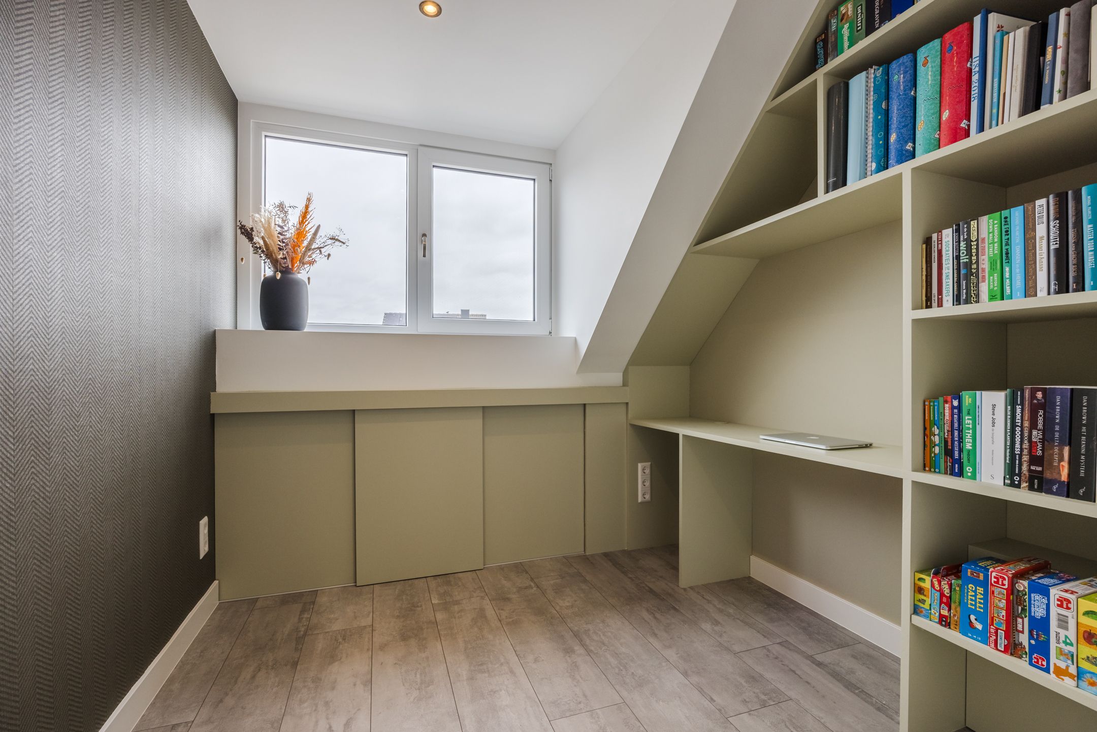 Luxury and energy-efficient zero-meter home with 5 bedrooms in stylish 1930s architecture — 35