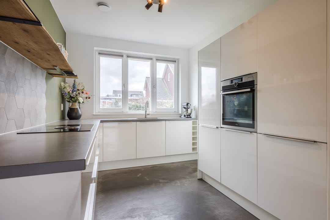 Luxury and energy-efficient zero-meter home with 5 bedrooms in stylish 1930s architecture — 14