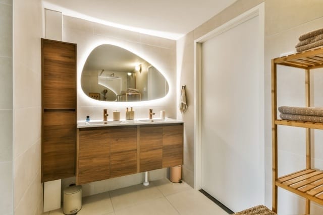 Spacious and Renovated 3-Room Apartment with Two Balconies in Amstelveen — 30