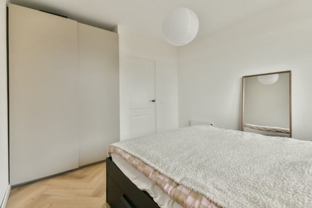 Spacious and Renovated 3-Room Apartment with Two Balconies in Amstelveen — 28