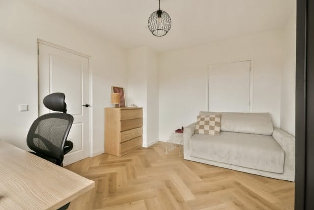 Spacious and Renovated 3-Room Apartment with Two Balconies in Amstelveen — 33