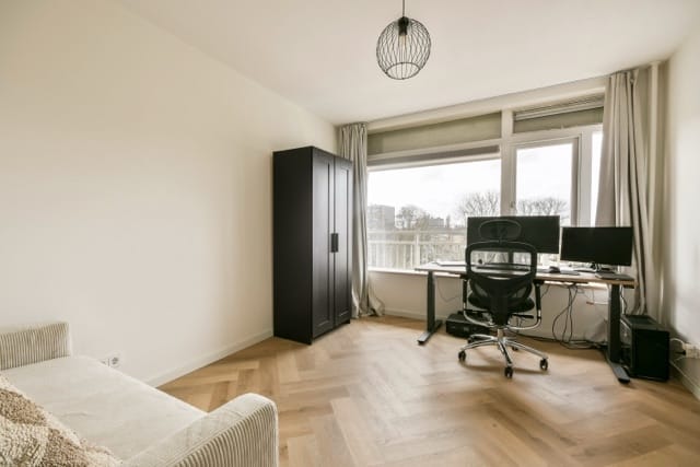 Spacious and Renovated 3-Room Apartment with Two Balconies in Amstelveen — 32