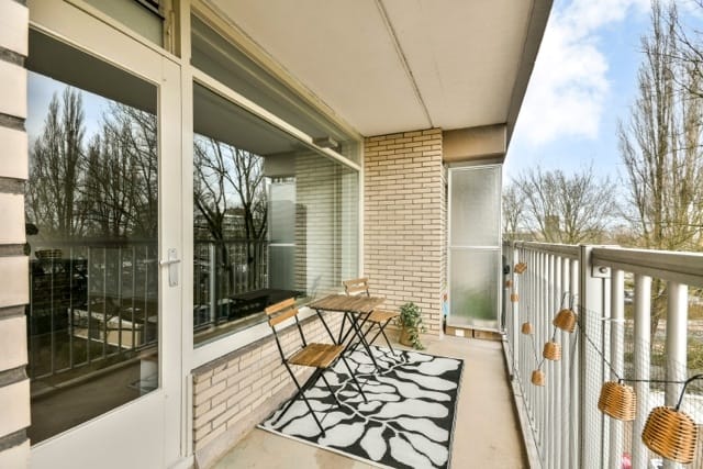 Spacious and Renovated 3-Room Apartment with Two Balconies in Amstelveen — 35