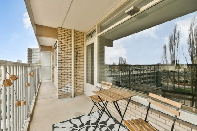 Spacious and Renovated 3-Room Apartment with Two Balconies in Amstelveen — 36