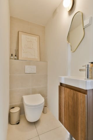 Spacious and Renovated 3-Room Apartment with Two Balconies in Amstelveen — 37