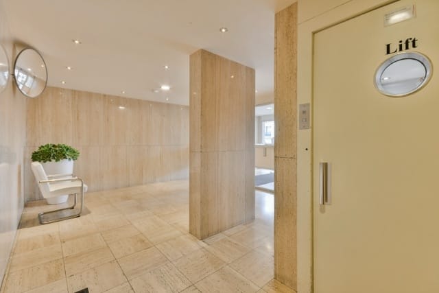 Spacious and Renovated 3-Room Apartment with Two Balconies in Amstelveen — 38