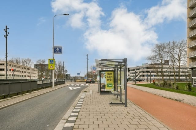 Spacious and Renovated 3-Room Apartment with Two Balconies in Amstelveen — 40