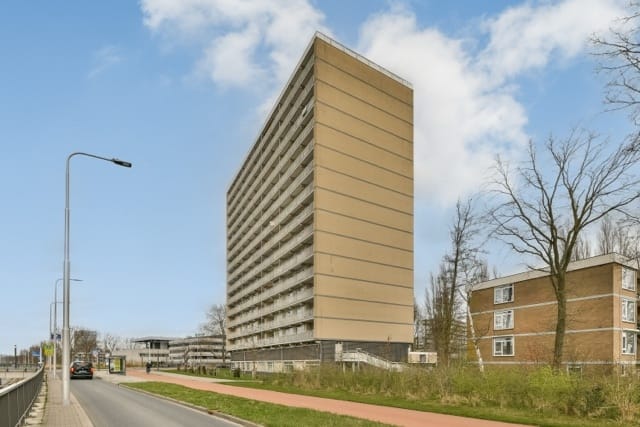 Spacious and Renovated 3-Room Apartment with Two Balconies in Amstelveen — 45