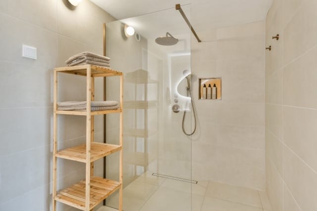 Spacious and Renovated 3-Room Apartment with Two Balconies in Amstelveen — 31
