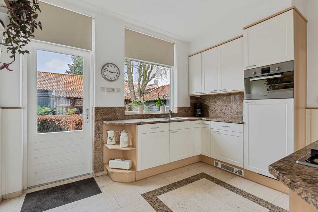 Spacious semi-detached house with large garage and sunny garden located in Breda — 16