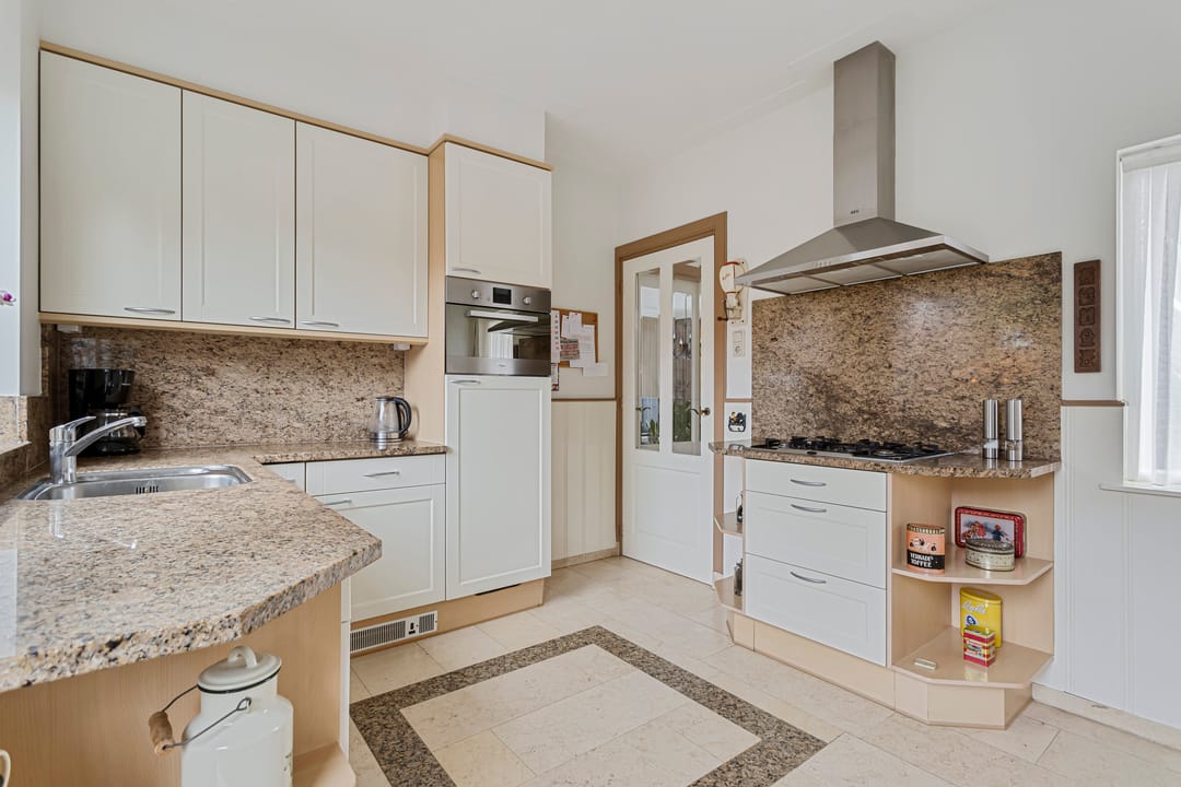 Spacious semi-detached house with large garage and sunny garden located in Breda — 17
