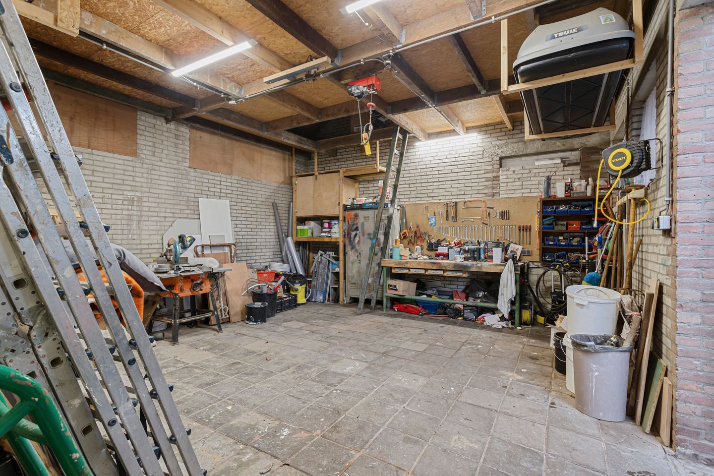 Spacious semi-detached house with large garage and sunny garden located in Breda — 28