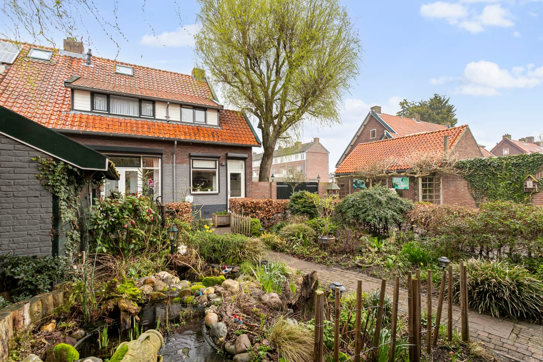 Spacious semi-detached house with large garage and sunny garden located in Breda — 30