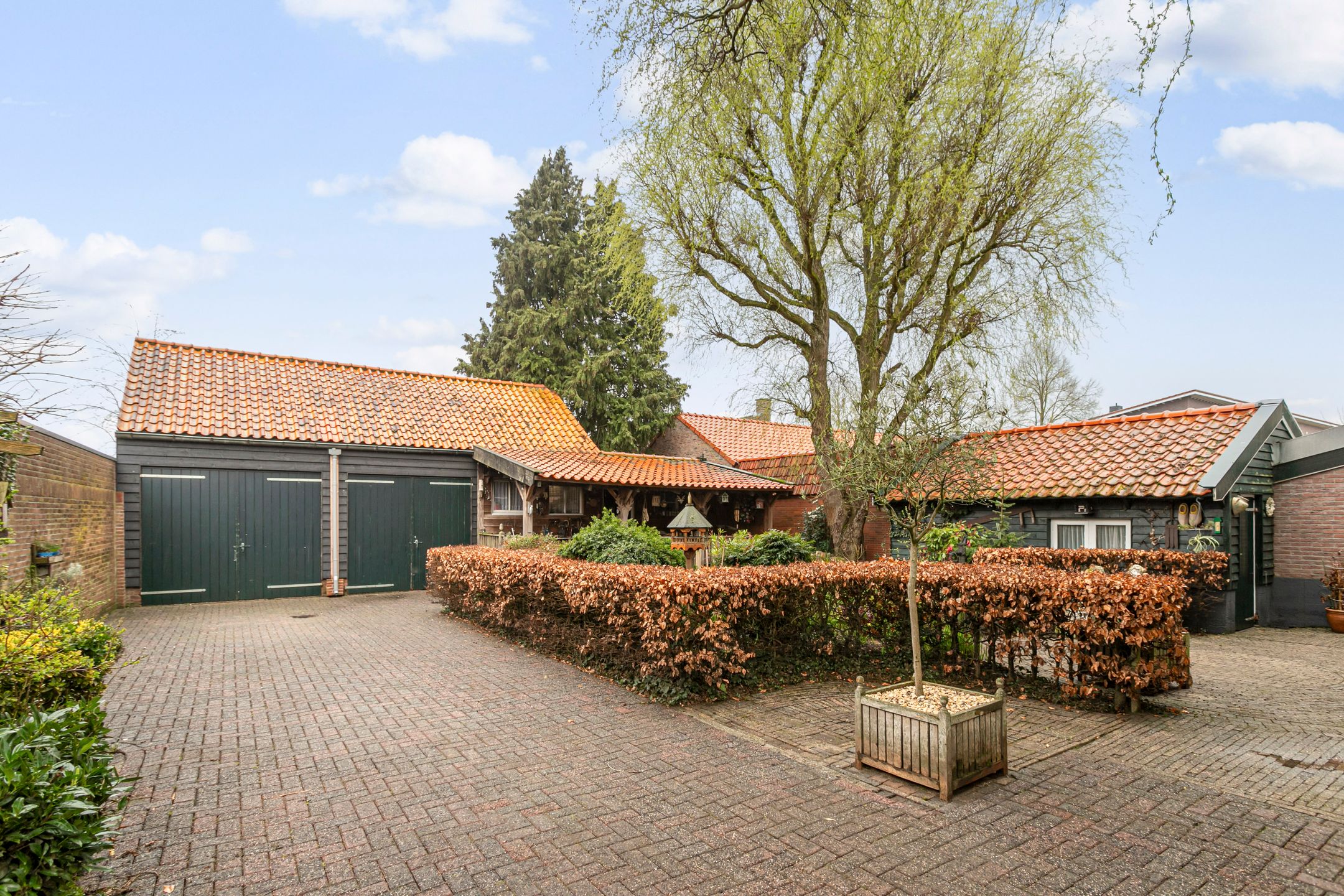 Spacious semi-detached house with large garage and sunny garden located in Breda — 32