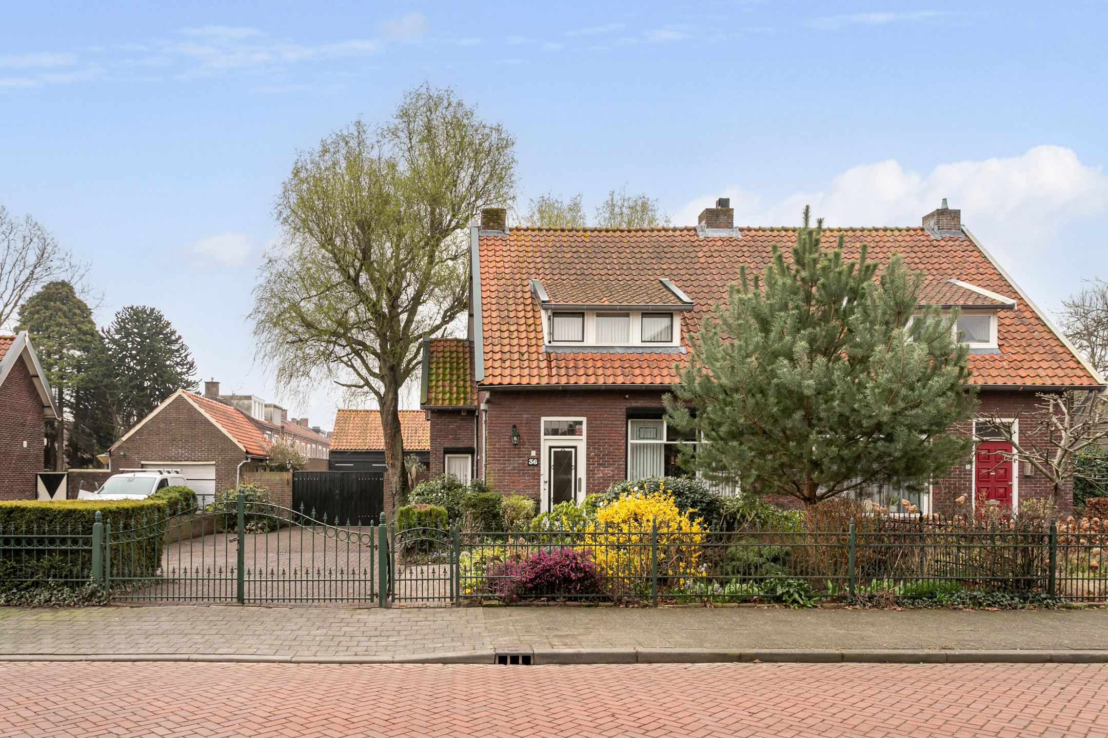 Spacious semi-detached house with large garage and sunny garden located in Breda — 38