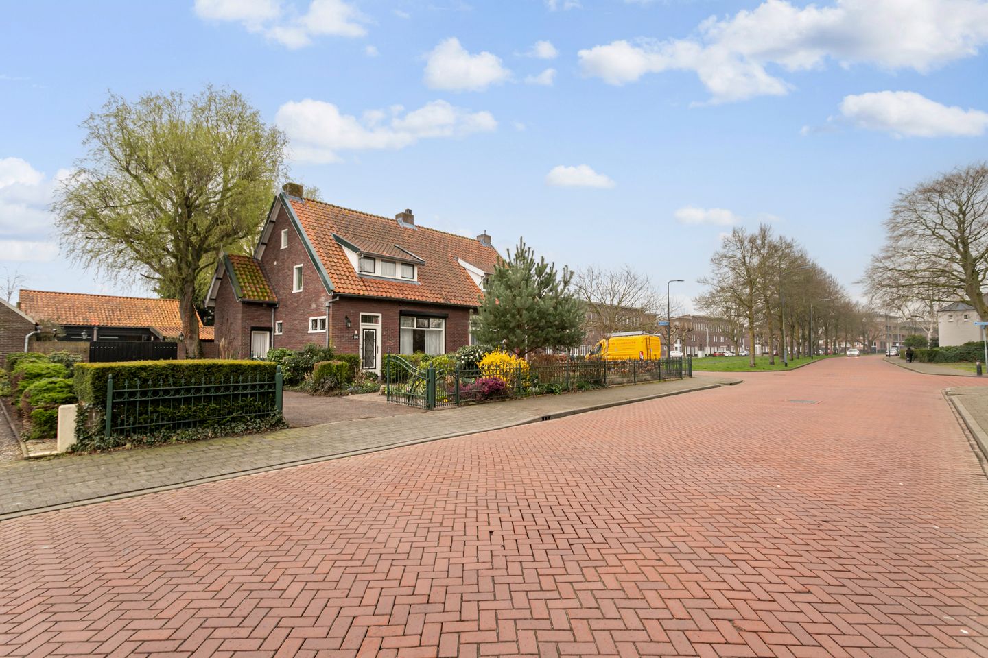 Spacious semi-detached house with large garage and sunny garden located in Breda — 39