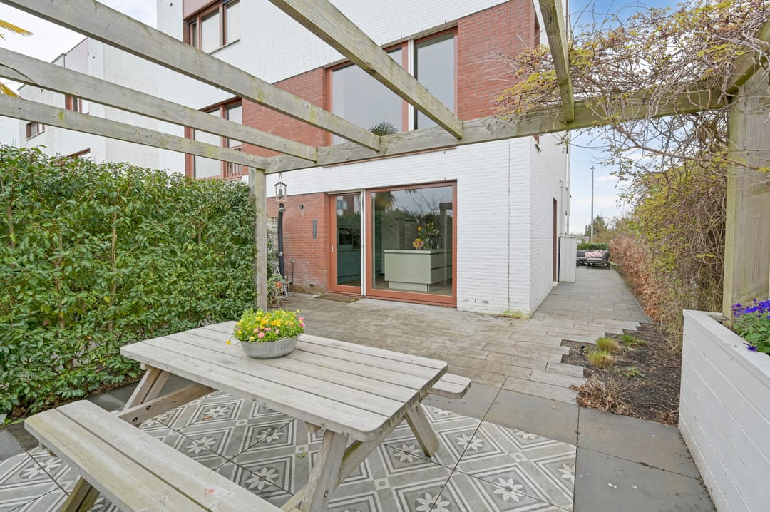 Spacious semi-detached house with lake view and six bedrooms — 17