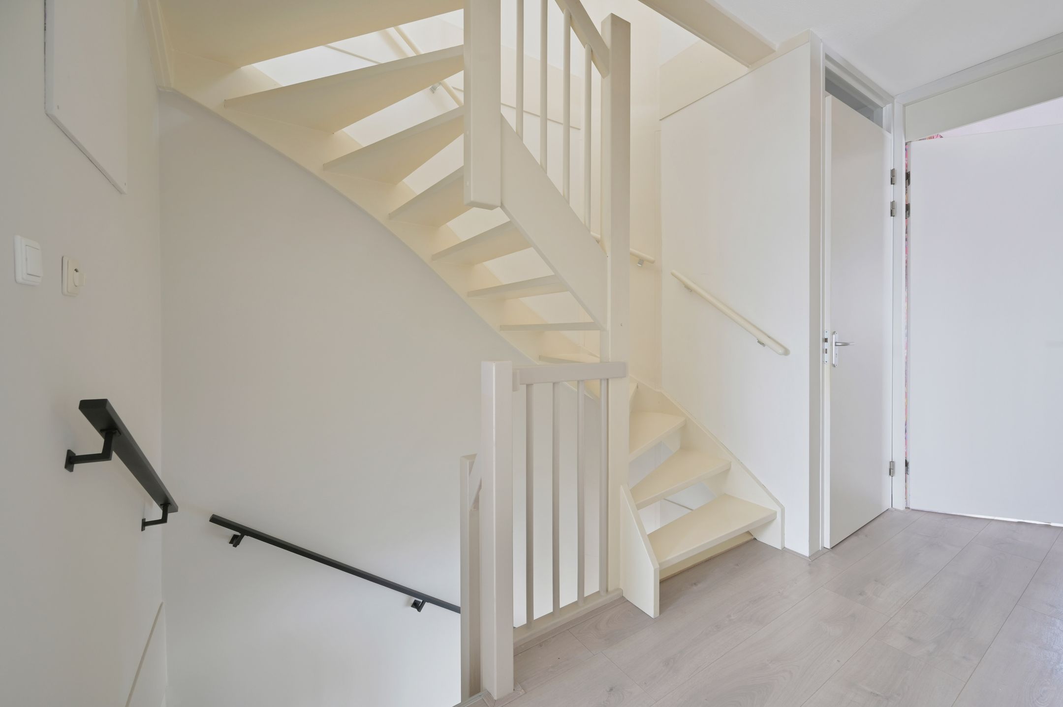 Spacious semi-detached house with lake view and six bedrooms — 30