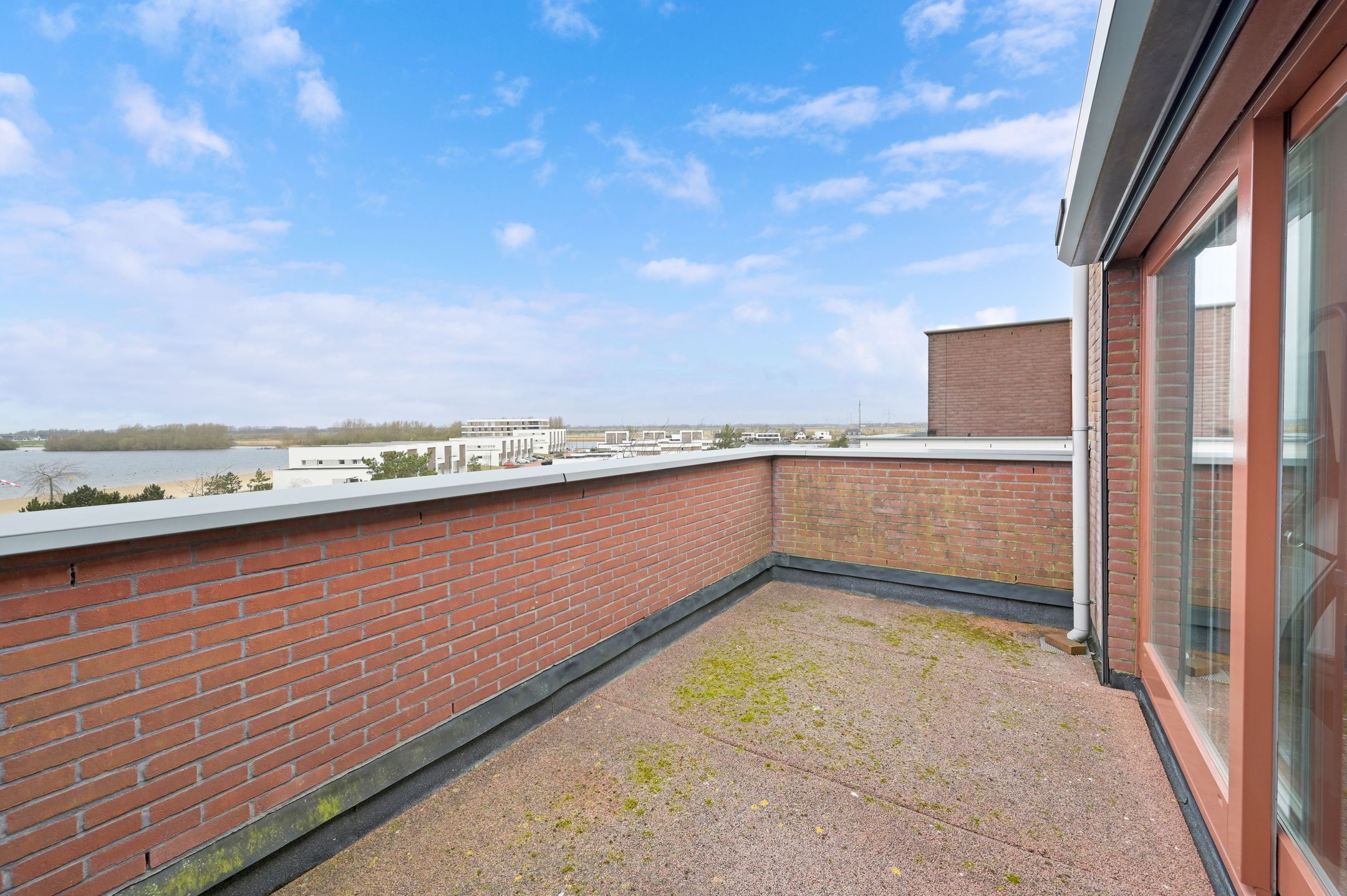 Spacious semi-detached house with lake view and six bedrooms — 45