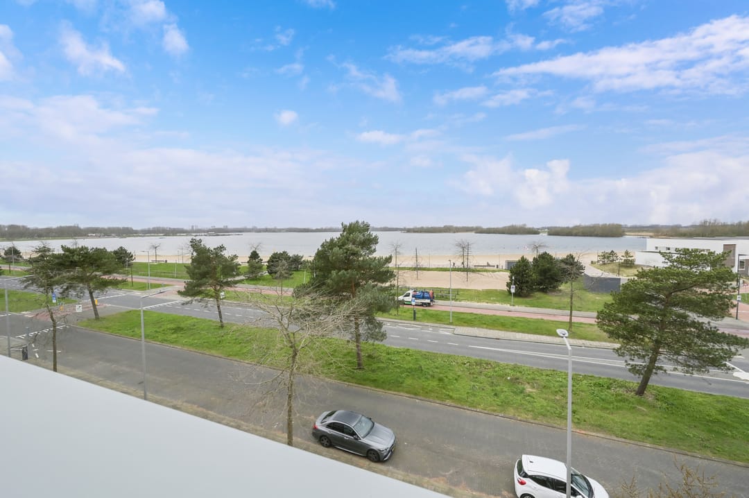 Spacious semi-detached house with lake view and six bedrooms — 46
