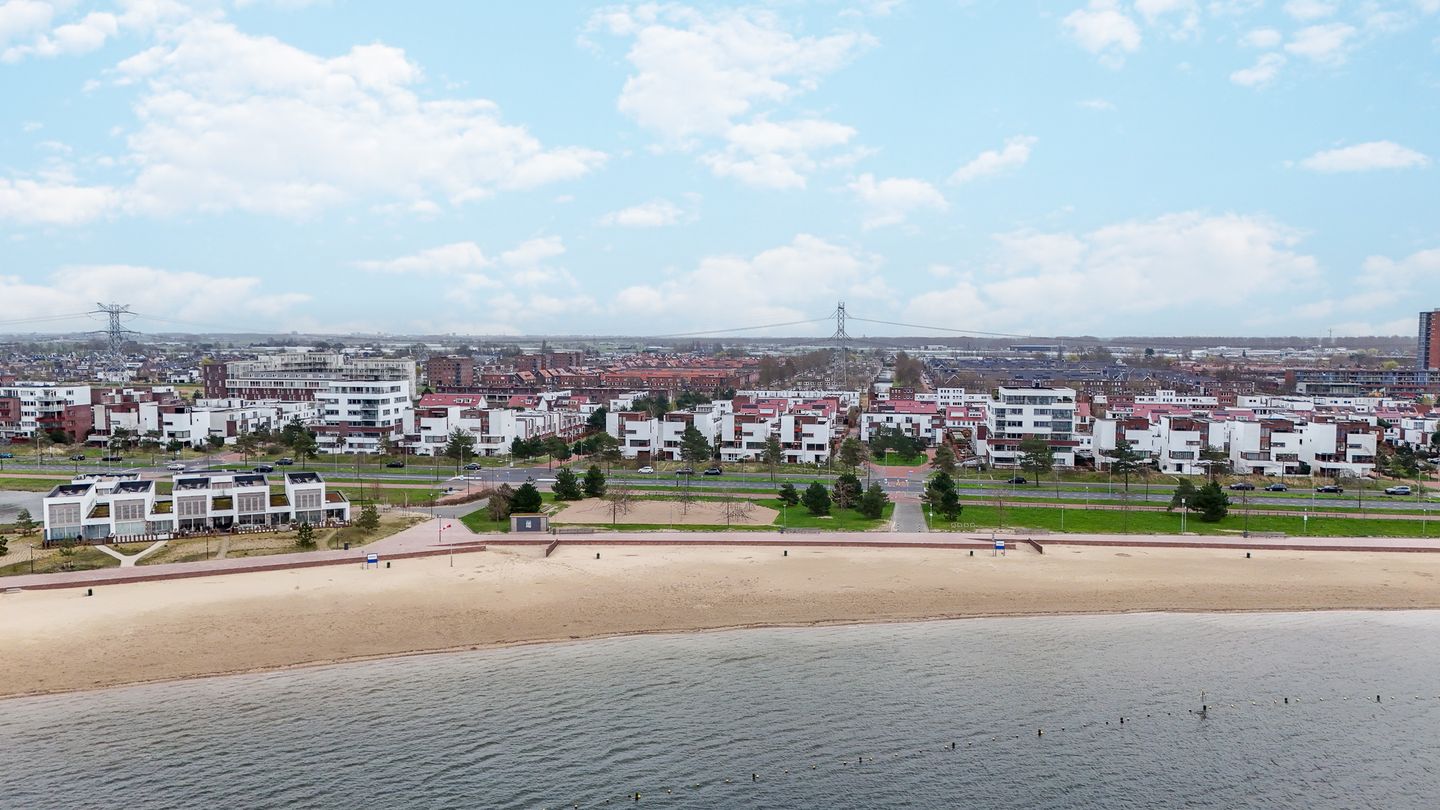 Spacious semi-detached house with lake view and six bedrooms — 50