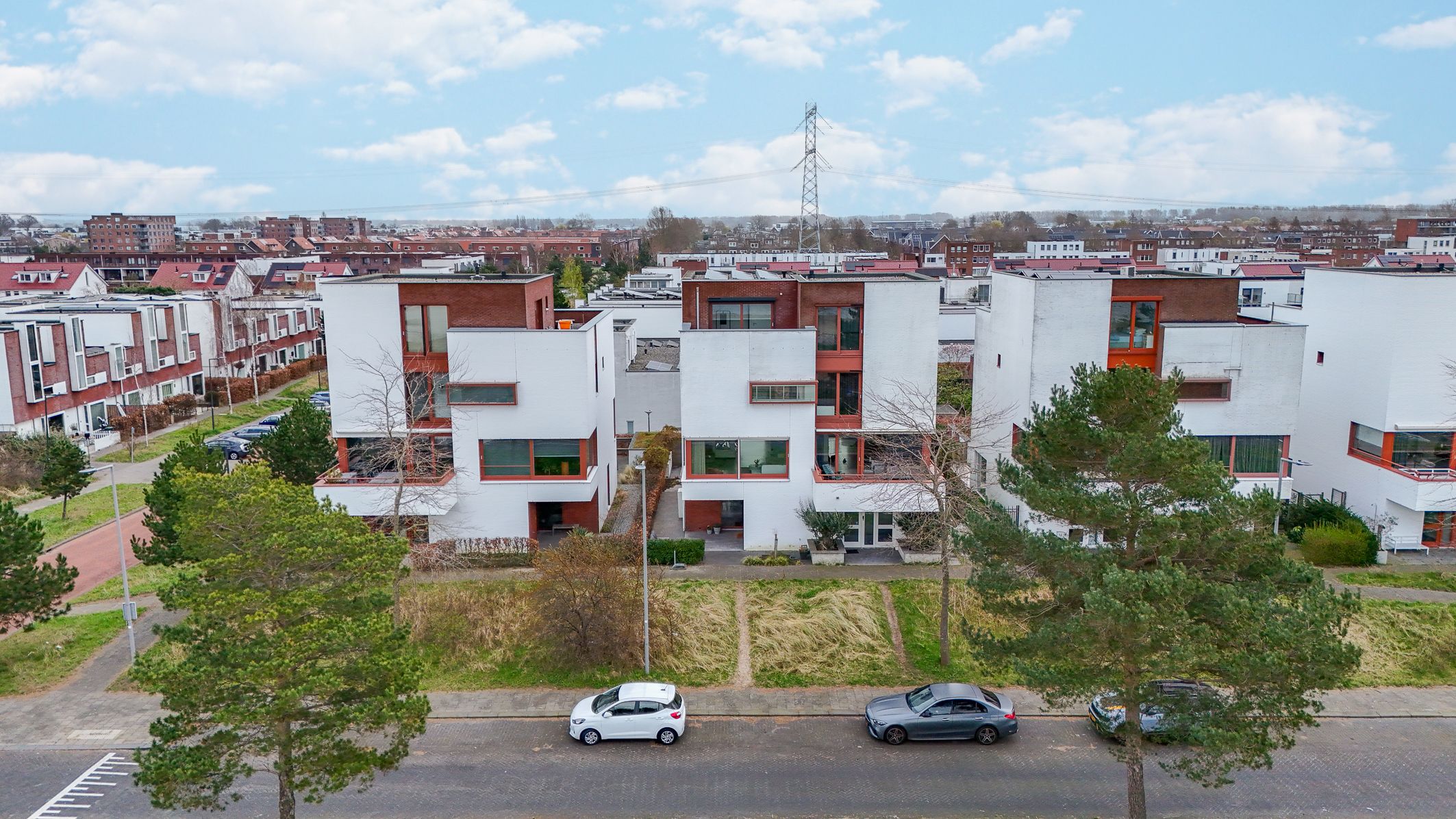 Spacious semi-detached house with lake view and six bedrooms — 51