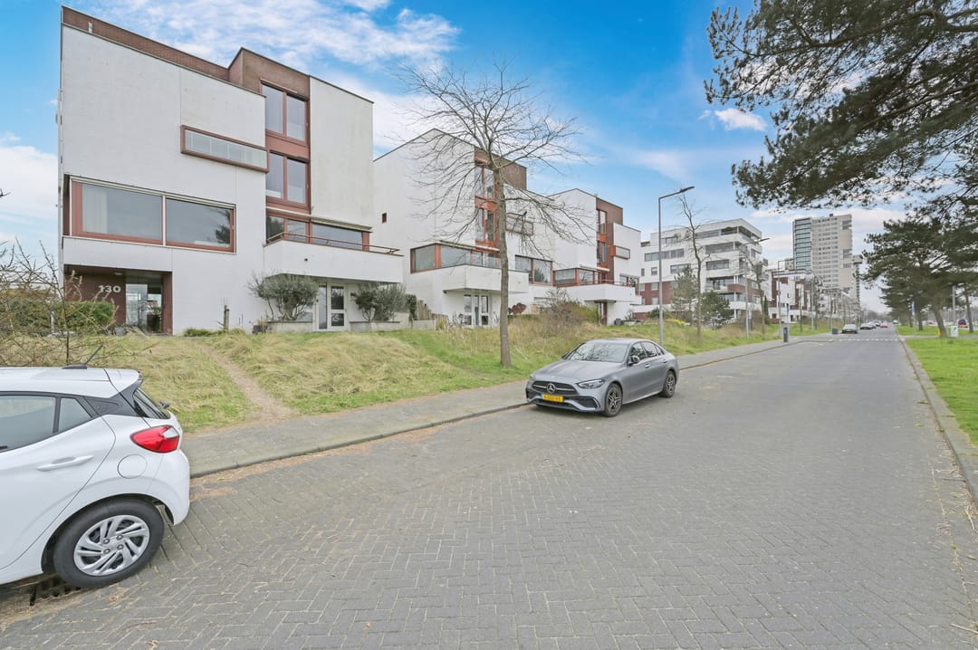 Spacious semi-detached house with lake view and six bedrooms — 52