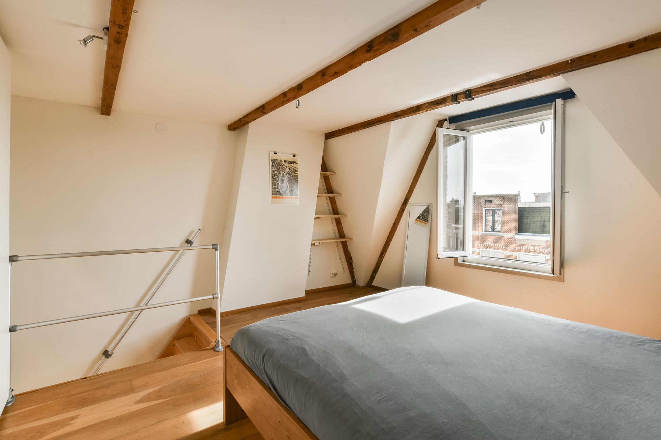 Photo 15 of Van Boetzelaerstraat 34-3