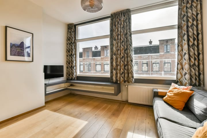 Photo 3 of Van Boetzelaerstraat 34-3