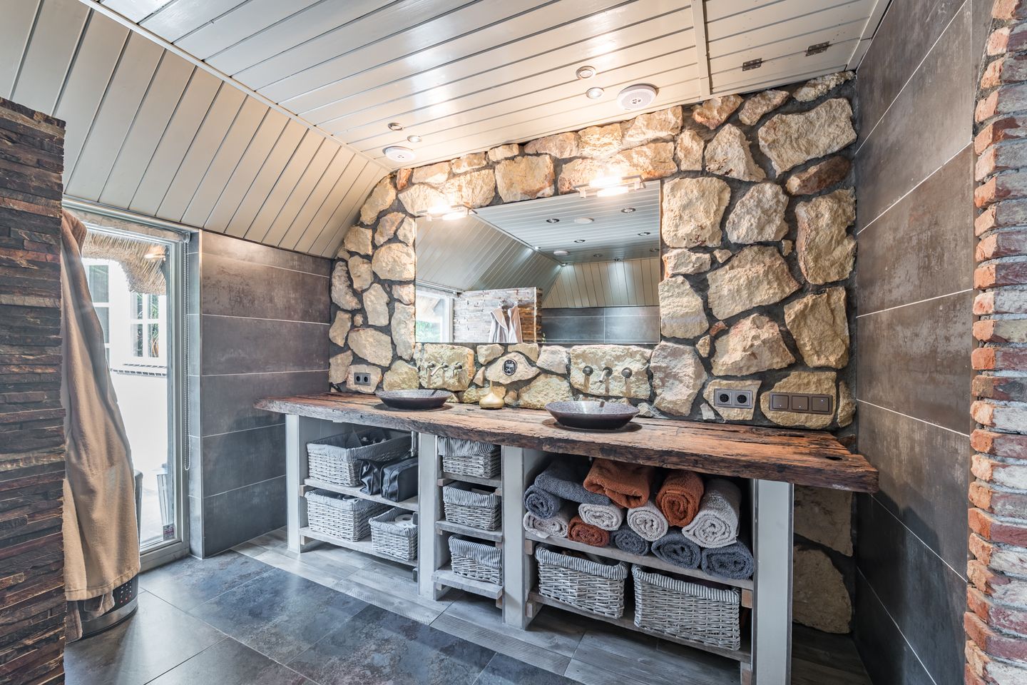 Unique Farmhouse with Versatile Outbuildings and Natural Surroundings — 17