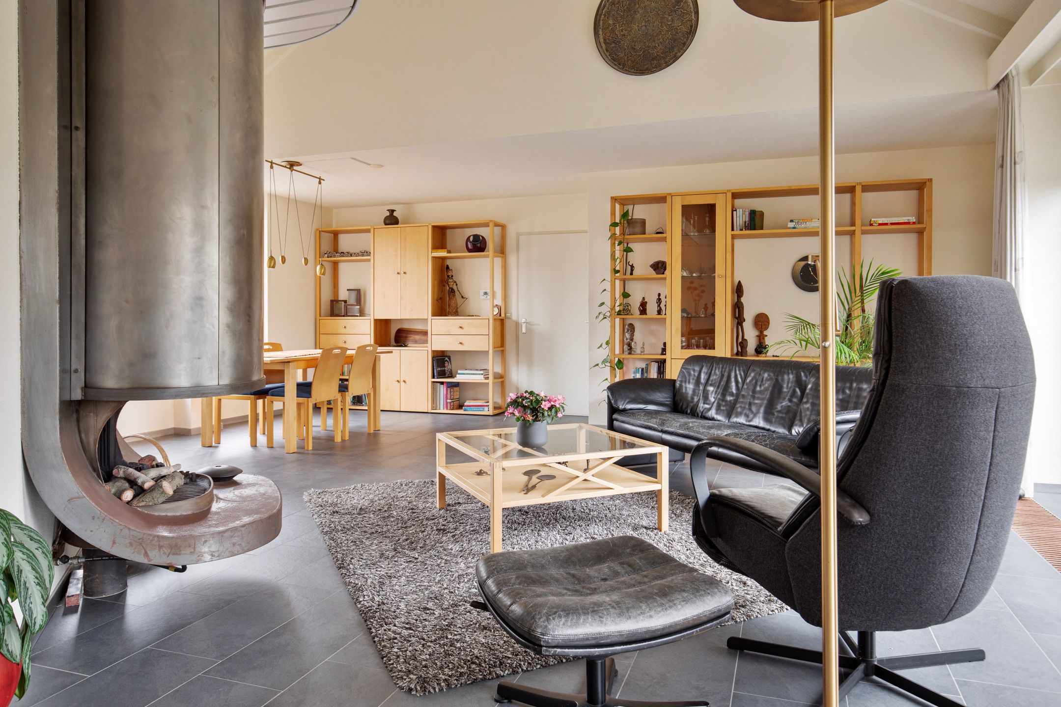 Spacious semi-detached bungalow with garage and sunny west-facing garden — 14